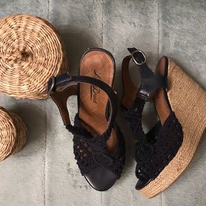 🦋lucky brand-blue and tan-crochet wedges-7.5🦋